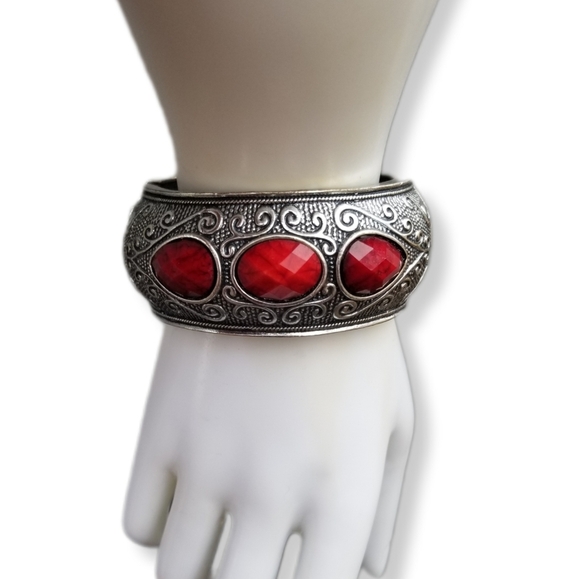 VINTAGE SILVERTONE & RED FAUX JEWEL STATEMENT CLAMPER BRACELET - Picture 1 of 6